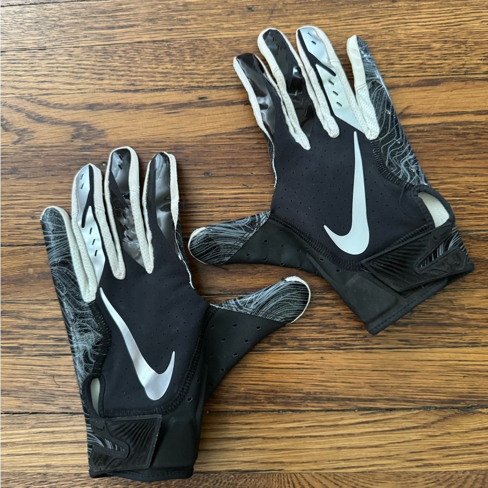 Nike Vapor Jet 5.0 Football
Gloves Black/White/Cool Grey
Unisex LARGE used.